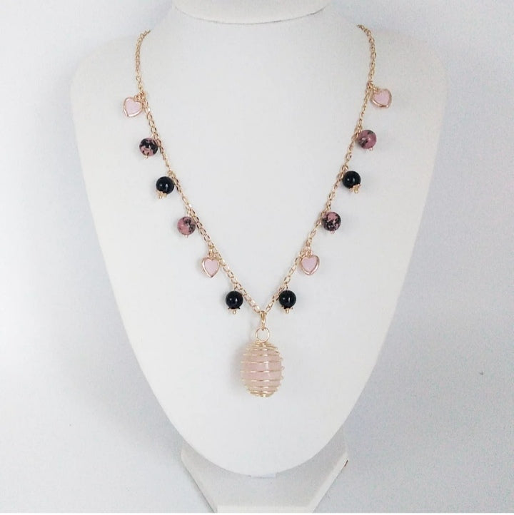 Découvrez le collier en pierres naturelles Quartz Rose, Rhodonite et Tourmaline Noire – un bijou alliant amour, protection et harmonie. Création artisanale en acier inoxydable doré.