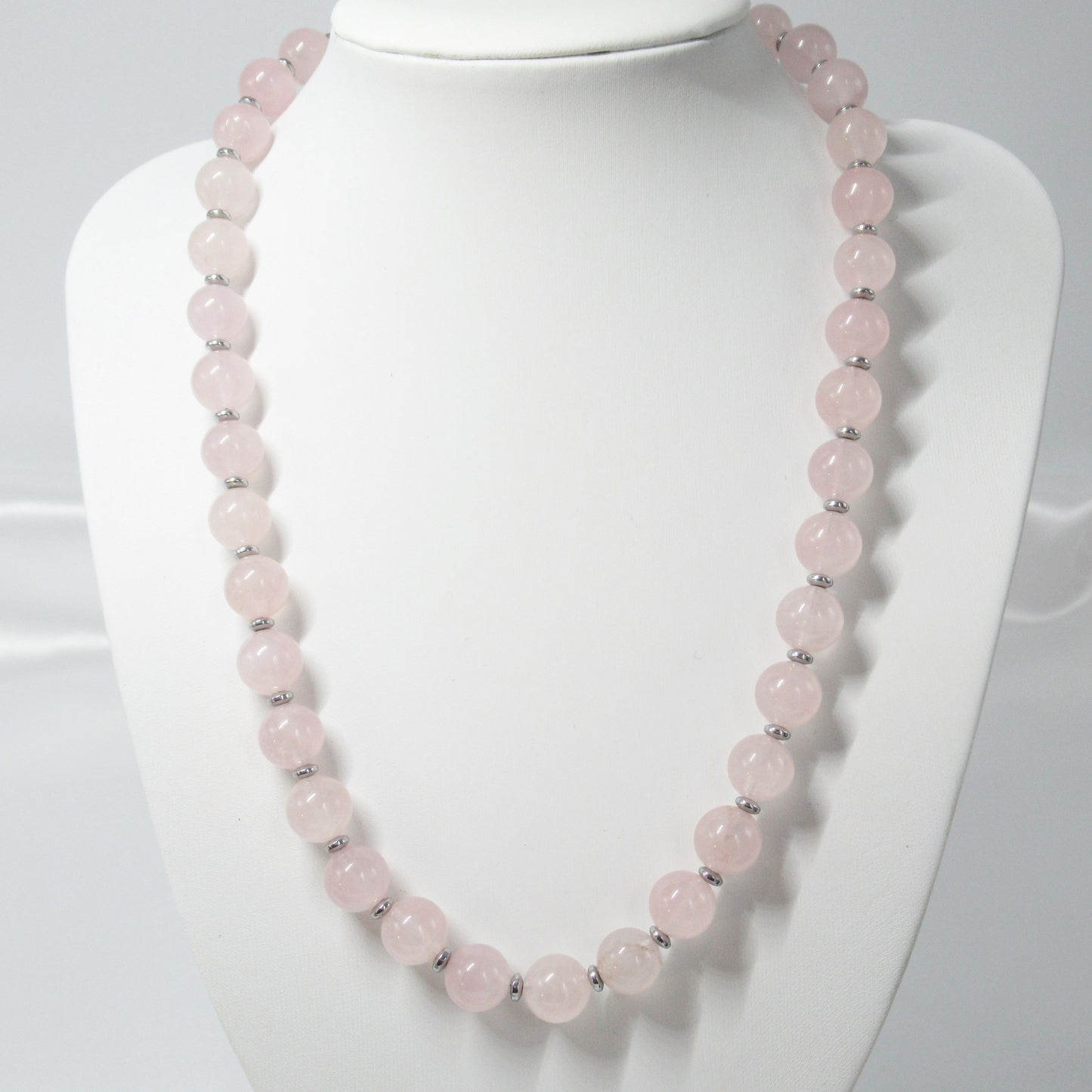 Colliers en perles naturelles - 10 mm https://monjolicaillou.fr/products/colliers-en-perles-naturelles-10-mm Découvrez des colliers élégants en perles naturelles de 10 mm. Ajoutez une touche de sophistication à votre look avec ces colliers de perles de qualité supérieure. Parfait pour toutes les occasions, ces colliers vous feront vous sentir chic et confiant. Ajoutez-les à votre collection de bijoux dès aujourd'hui !