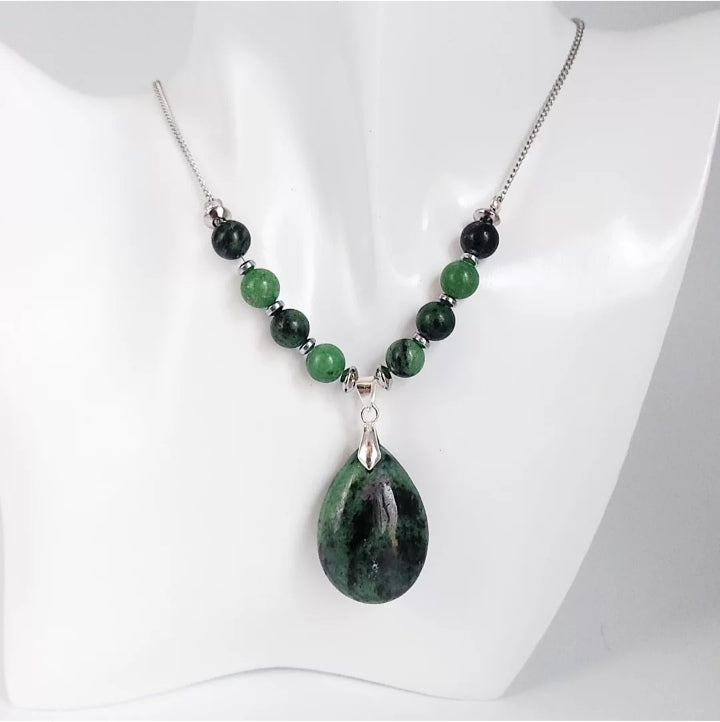 Collier pierre naturelle, rubis sur zoïsite, bijou énergétique, vertus lithothérapie, pierre de motivation, collier bien-être, pierre de protection, fertilité, énergie vitale.