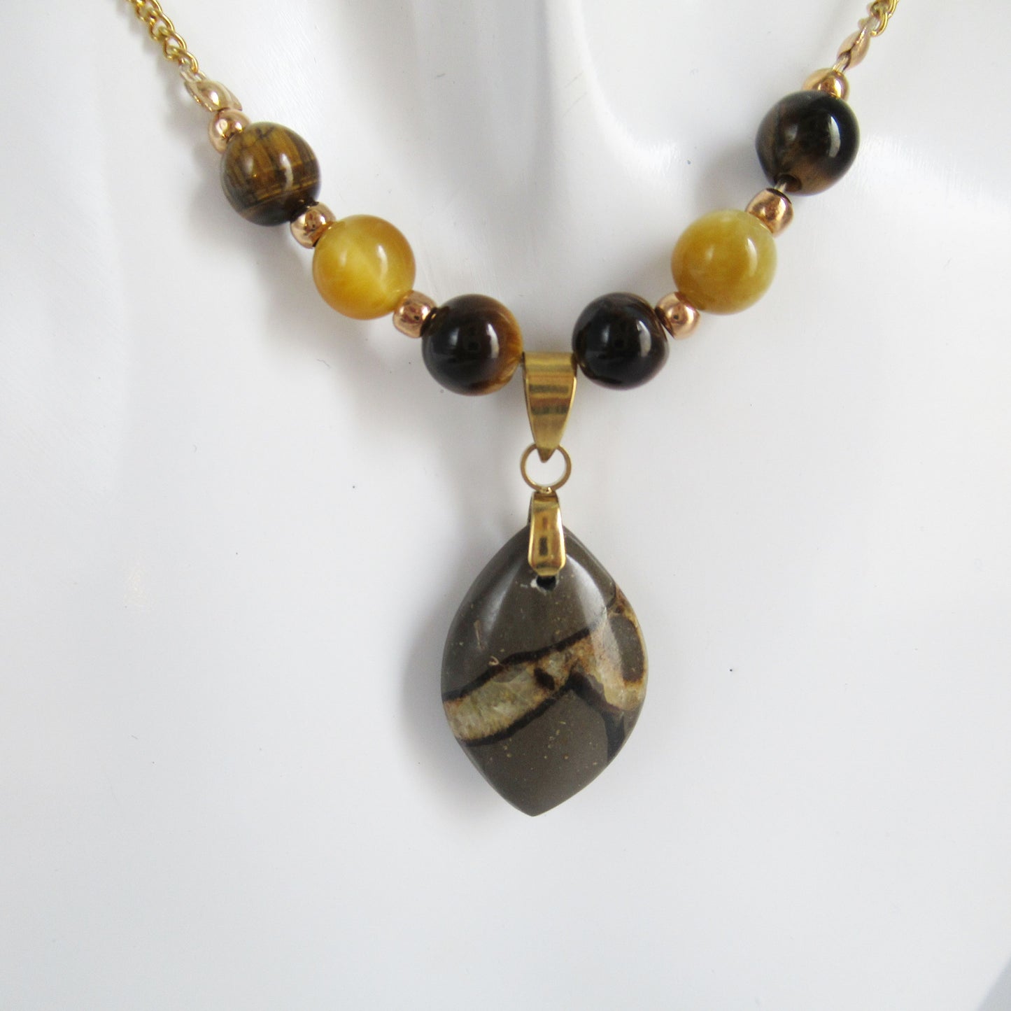 Collier Septaria Oeil de tigre
Découvrez ce collier en Septaria et Oeil de tigre, un allié pour votre bien-être émotionnel véritable et votre équilibre intérieur. La Septaria favorise la paix intérieure et la libération des blocages, tandis que l'Oeil de tigre renforce votre confiance, votre énergie vitale, et votre ancrage face aux défis quotidiens