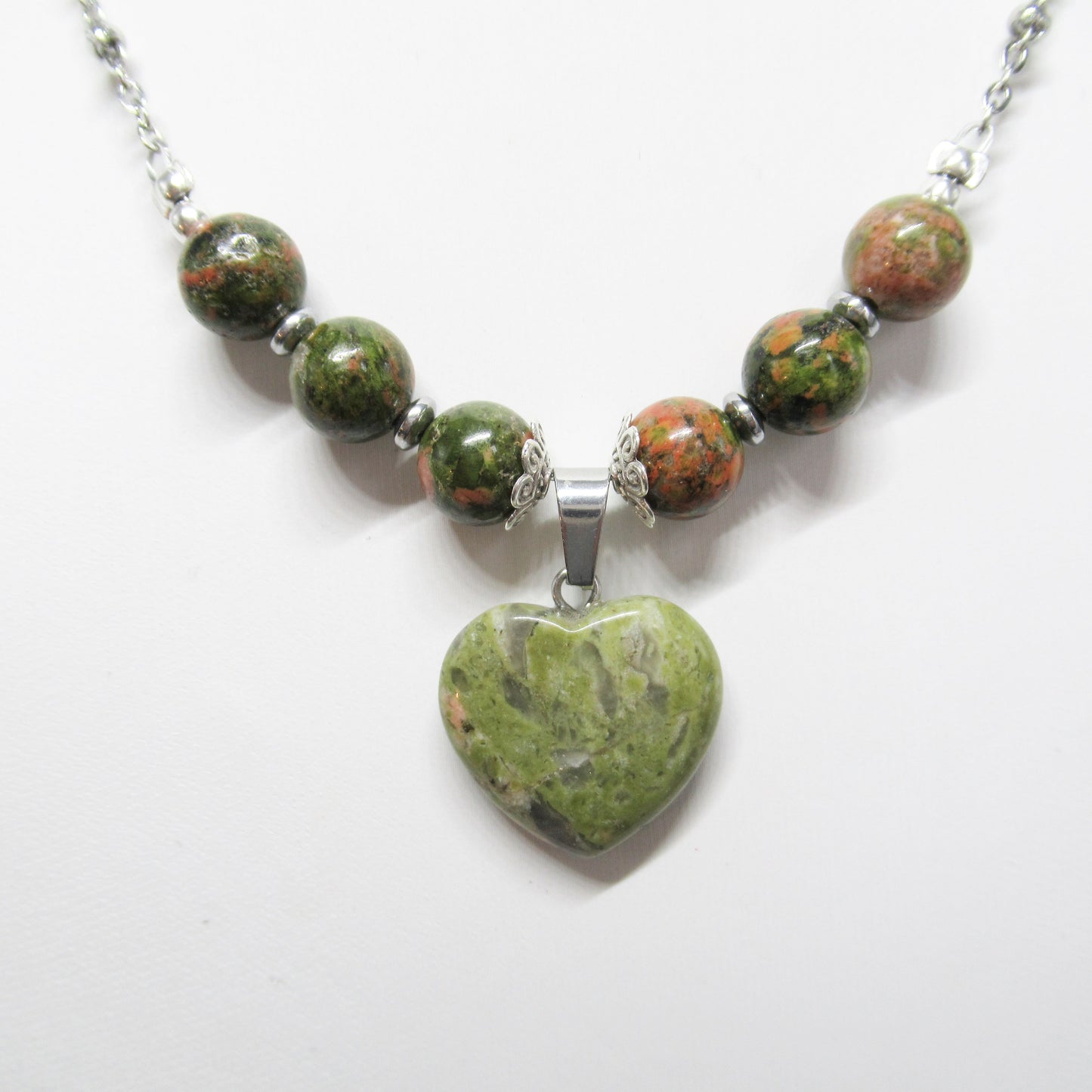 Collier - Unakite - Coeur https://monjolicaillou.fr/products/collier-unakite-coeur Ce collier en Unakite vous aidera à prendre le recul nécessaire pour trouver votre vraie nature. Il vous aidera également à vous accepter et à vous libérer des mauvaises habitudes qui peuvent vous éloigner de votre chemin. Apprenez la patience et la détermination avec ce charmant collier !