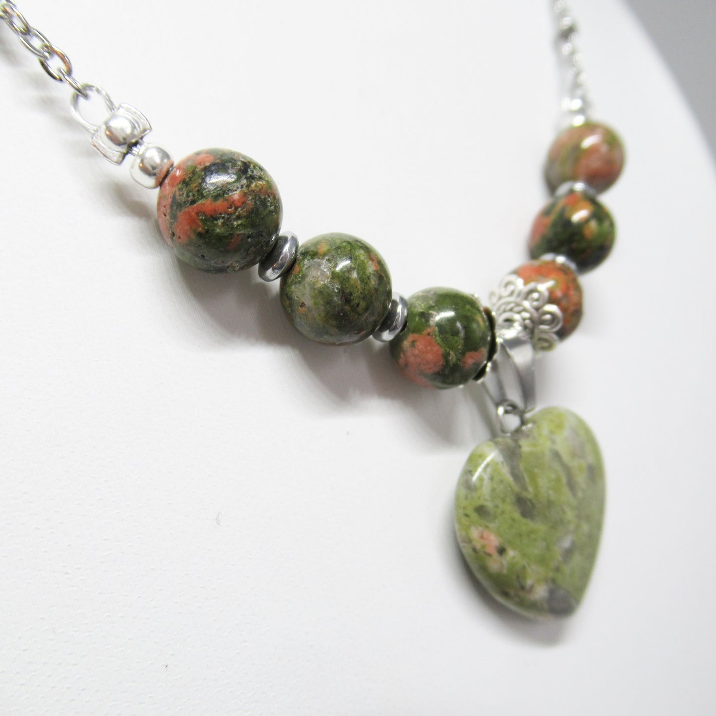 Collier - Unakite - Coeur https://monjolicaillou.fr/products/collier-unakite-coeur Ce collier en Unakite vous aidera à prendre le recul nécessaire pour trouver votre vraie nature. Il vous aidera également à vous accepter et à vous libérer des mauvaises habitudes qui peuvent vous éloigner de votre chemin. Apprenez la patience et la détermination avec ce charmant collier !