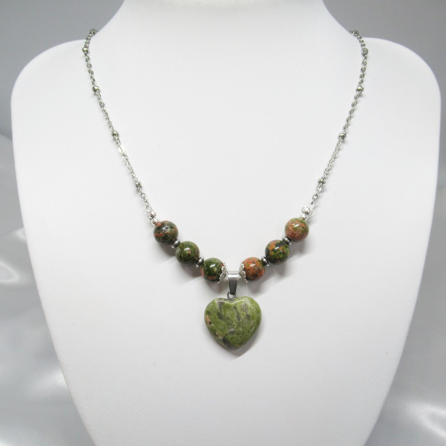 Collier - Unakite - Coeur https://monjolicaillou.fr/products/collier-unakite-coeur Ce collier en Unakite vous aidera à prendre le recul nécessaire pour trouver votre vraie nature. Il vous aidera également à vous accepter et à vous libérer des mauvaises habitudes qui peuvent vous éloigner de votre chemin. Apprenez la patience et la détermination avec ce charmant collier !