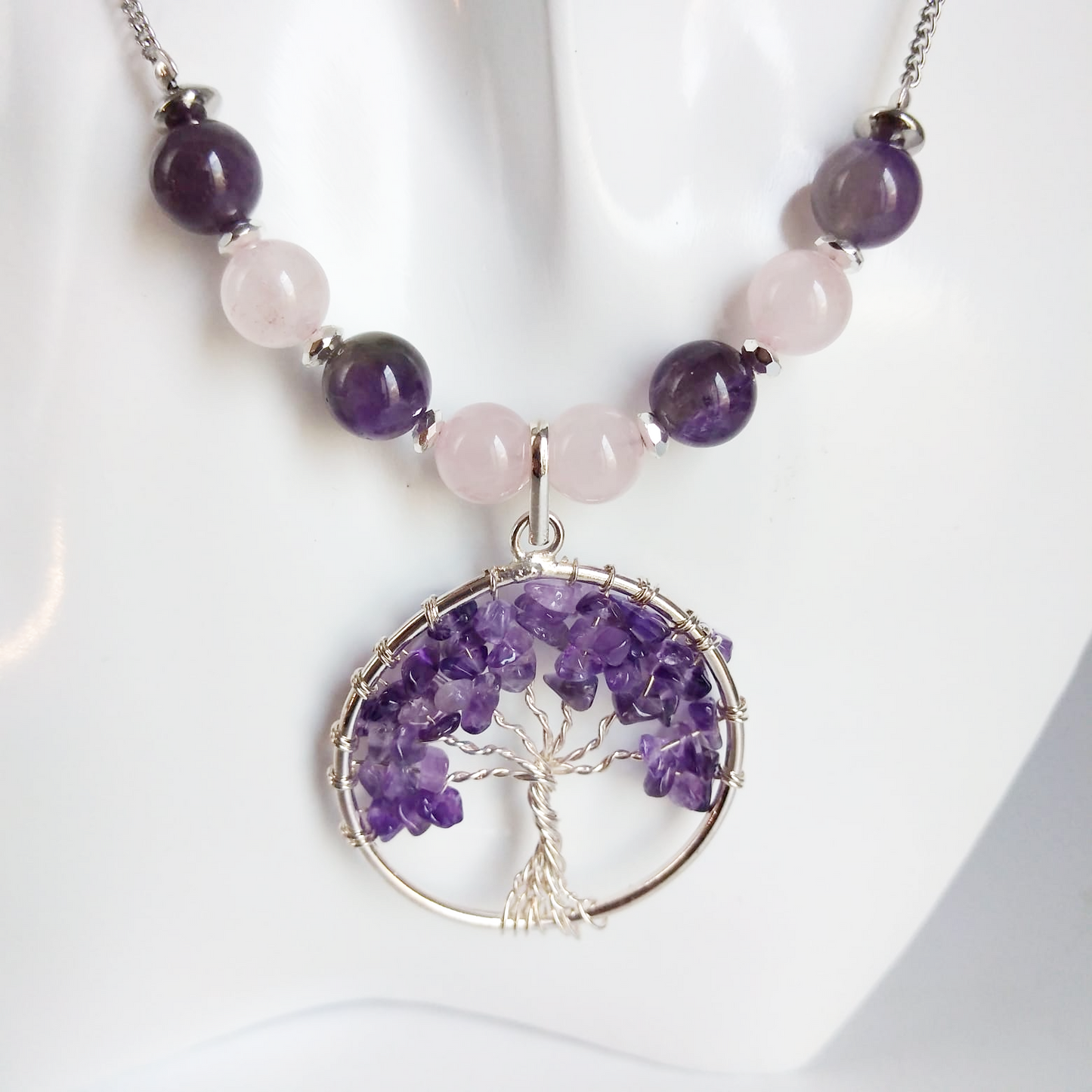 Ce collier élégant en Améthyste et Quartz rose vous offre plus qu'un simple bijou : il symbolise la vie et la croissance avec son pendentif en forme d'arbre.
En plus d'ajouter une touche de beauté à votre tenue, il apporte un sentiment de paix, de sérénité et de connexion avec la nature.