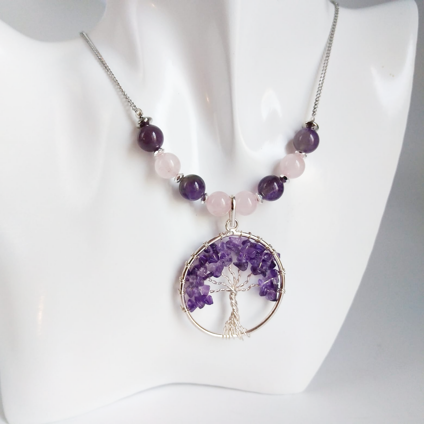 Ce collier élégant en Améthyste et Quartz rose vous offre plus qu'un simple bijou : il symbolise la vie et la croissance avec son pendentif en forme d'arbre.
En plus d'ajouter une touche de beauté à votre tenue, il apporte un sentiment de paix, de sérénité et de connexion avec la nature.