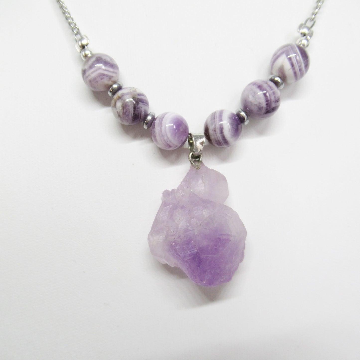Collier Améthyste Chevron en pierre naturelle https://monjolicaillou.fr/products/collier-amethyste-chevron-en-pierre-naturelle Découvrez la beauté naturelle de ce collier en pierre d'Améthyste Chevron. Fabriqué à partir de pierres authentiques, ce collier est non seulement élégant, mais il apporte également des bienfaits apaisants pour l'esprit et le corps.