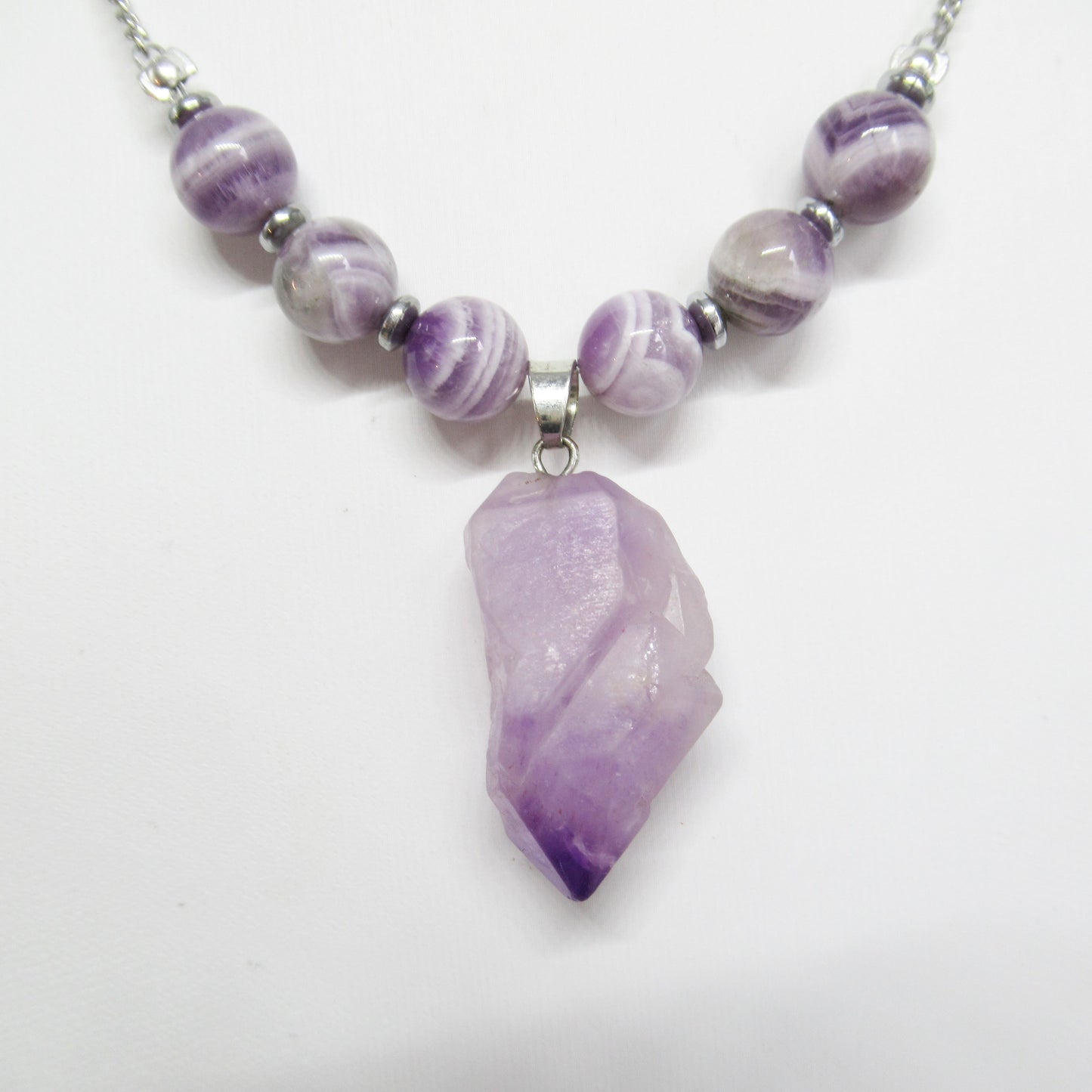 Collier Améthyste Chevron en pierre naturelle https://monjolicaillou.fr/products/collier-amethyste-chevron-en-pierre-naturelle Découvrez la beauté naturelle de ce collier en pierre d'Améthyste Chevron. Fabriqué à partir de pierres authentiques, ce collier est non seulement élégant, mais il apporte également des bienfaits apaisants pour l'esprit et le corps.