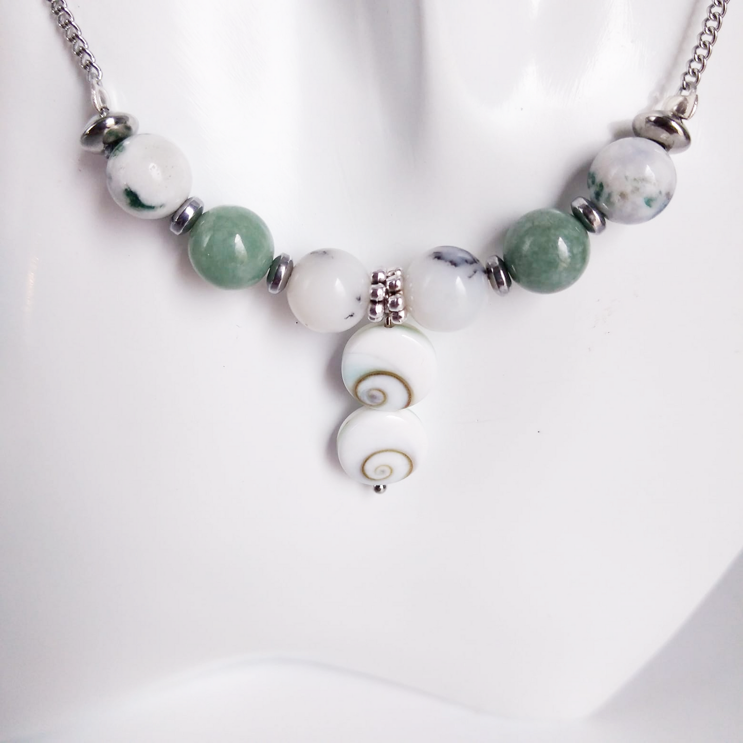 Attirez la chance, la prospérité et la protection avec notre sélection de pierres porte-bonheur : Œil de Sainte-Lucie, Agate Mousse, Jade, Merlinite.