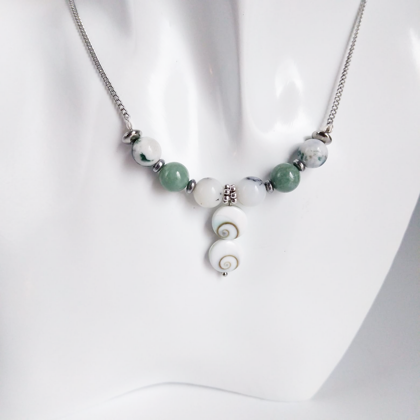 Attirez la chance, la prospérité et la protection avec notre sélection de pierres porte-bonheur : Œil de Sainte-Lucie, Agate Mousse, Jade, Merlinite.