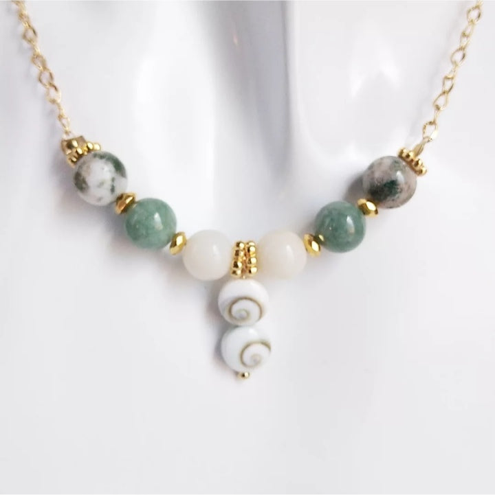 Attirez la chance, la prospérité et la protection avec notre sélection de pierres porte-bonheur : Œil de Sainte-Lucie, Agate Mousse, Jade, Merlinite.