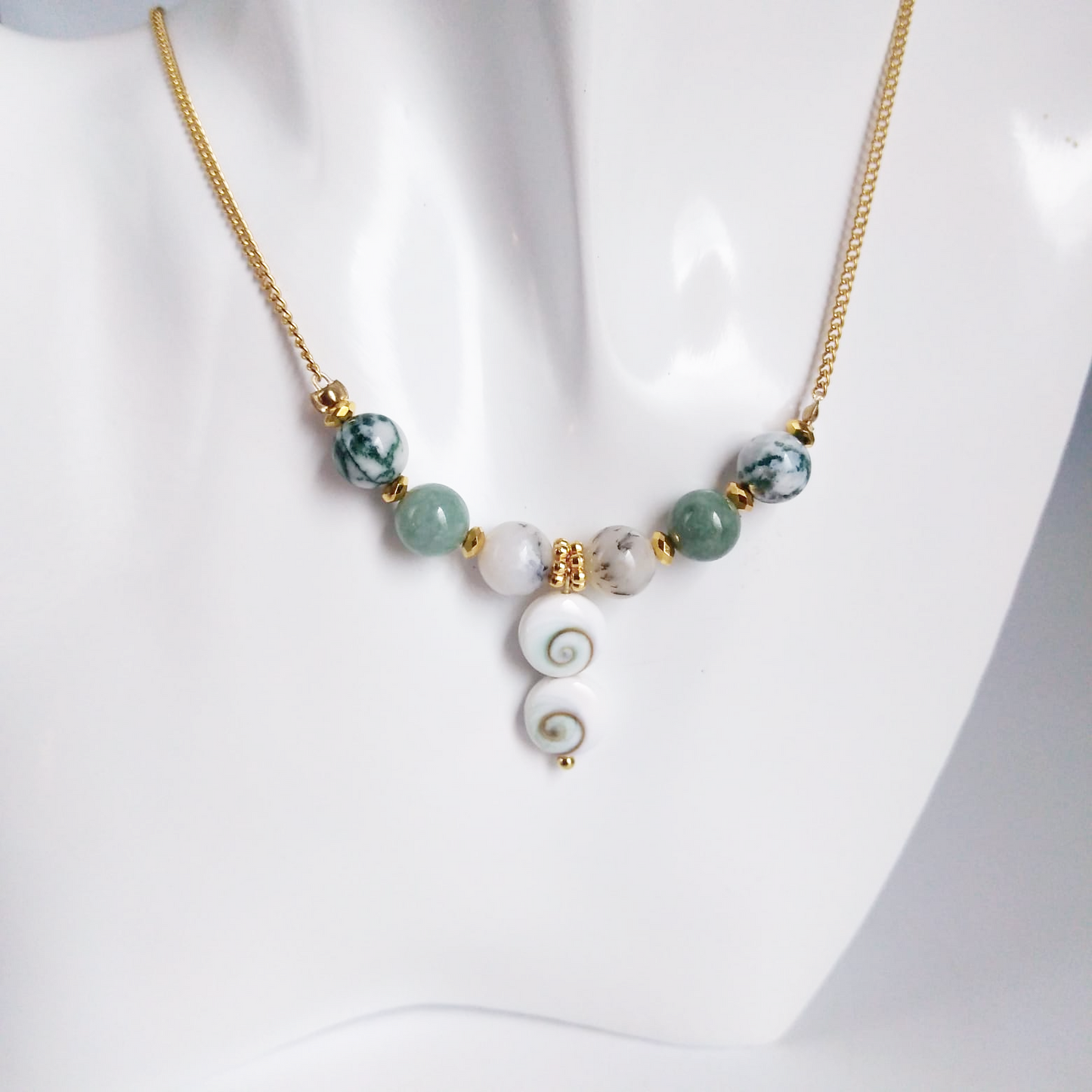 Attirez la chance, la prospérité et la protection avec notre sélection de pierres porte-bonheur : Œil de Sainte-Lucie, Agate Mousse, Jade, Merlinite.