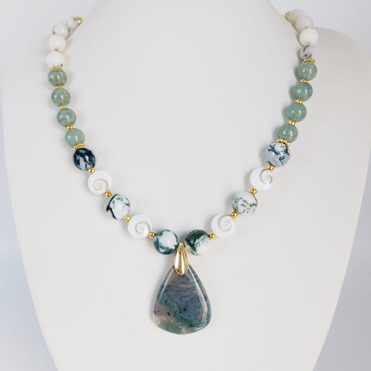 Découvrez mon collier talisman en pierres naturelles. Agate mousse, Jade AA, Merlinite et Œil de Sainte-Lucie pour attirer la chance, la prospérité et la sérénité.