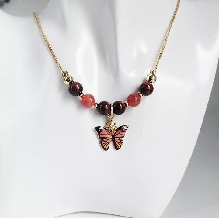 Collier en pierres naturelles Cornaline & Œil de Taureau avec pendentif papillon – énergie, protection et ancrage. Un bijou spirituel pour vitalité, confiance et équilibre.