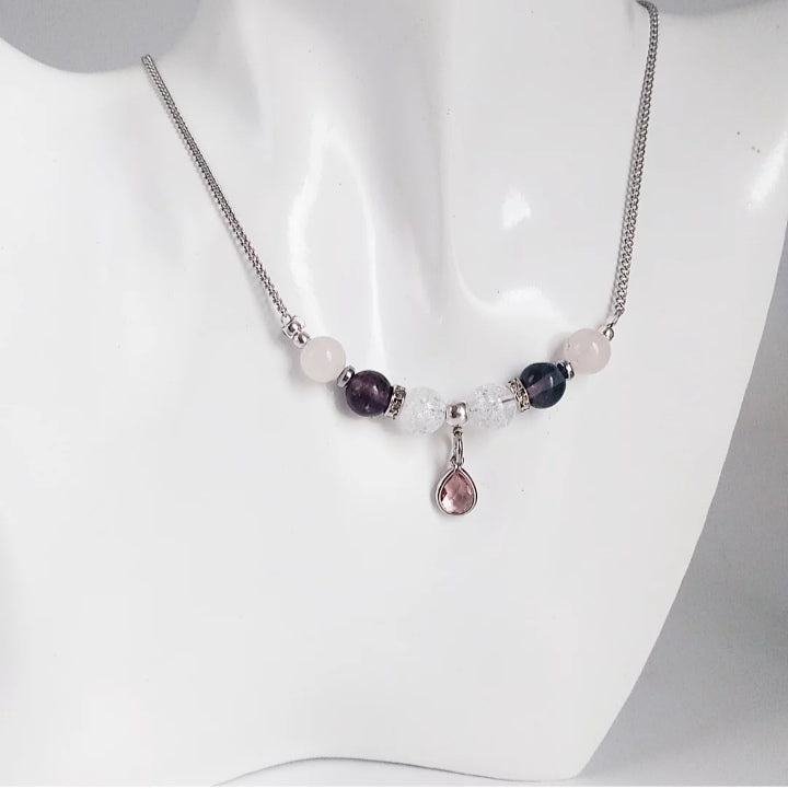 Collier en pierres naturelles Fluorite Pourpre & Quartz Rose. Apaise le cœur, clarifie l’esprit et diffuse amour et sérénité au quotidien.