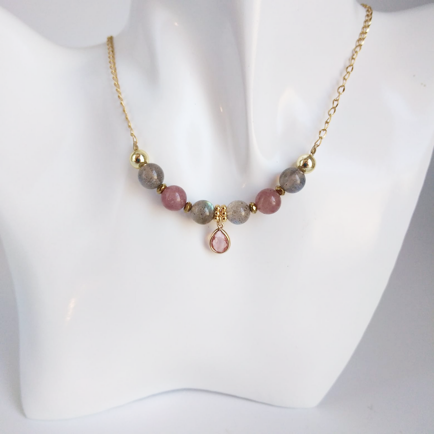 Laissez-vous séduire par l'alliance puissante de deux pierres exceptionnelles : la Labradorite AAA , pierre de protection par excellence, et le Quartz Fraise , véritable élixir de douceur et d'amour.