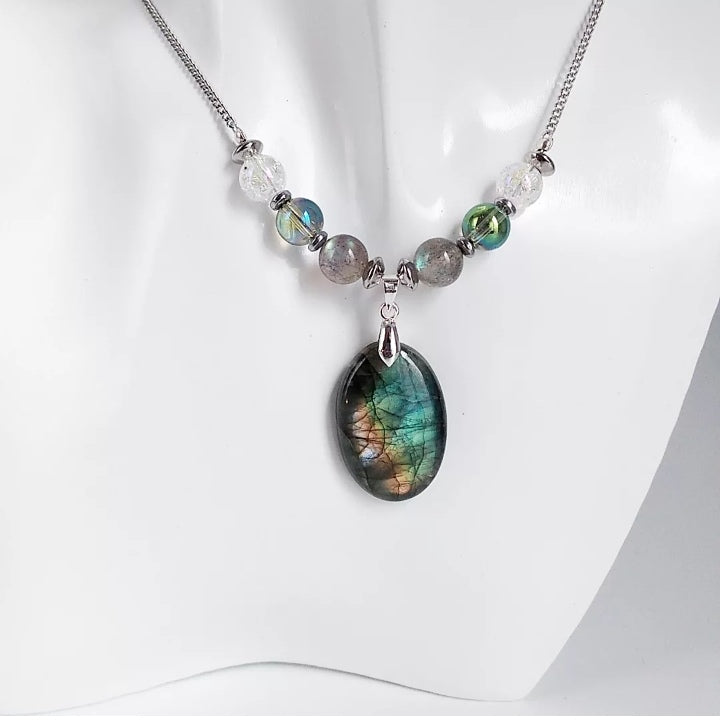 Collier - Protection -Sérénité - Énergie en pierres naturelles
Découvrez ce collier envoûtant, alliant les énergies puissantes de la labradorite, de l'aqua aura et du cristal de roche. La Labradorite (qualité AAA) , réputée…
