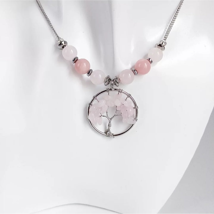 Ce collier en Quartz rose et Opale rose est orné d'un pendentif de l'arbre de vie. Portez-le pour ressentir les bienfaits apaisants du Quartz rose et les vibrat…