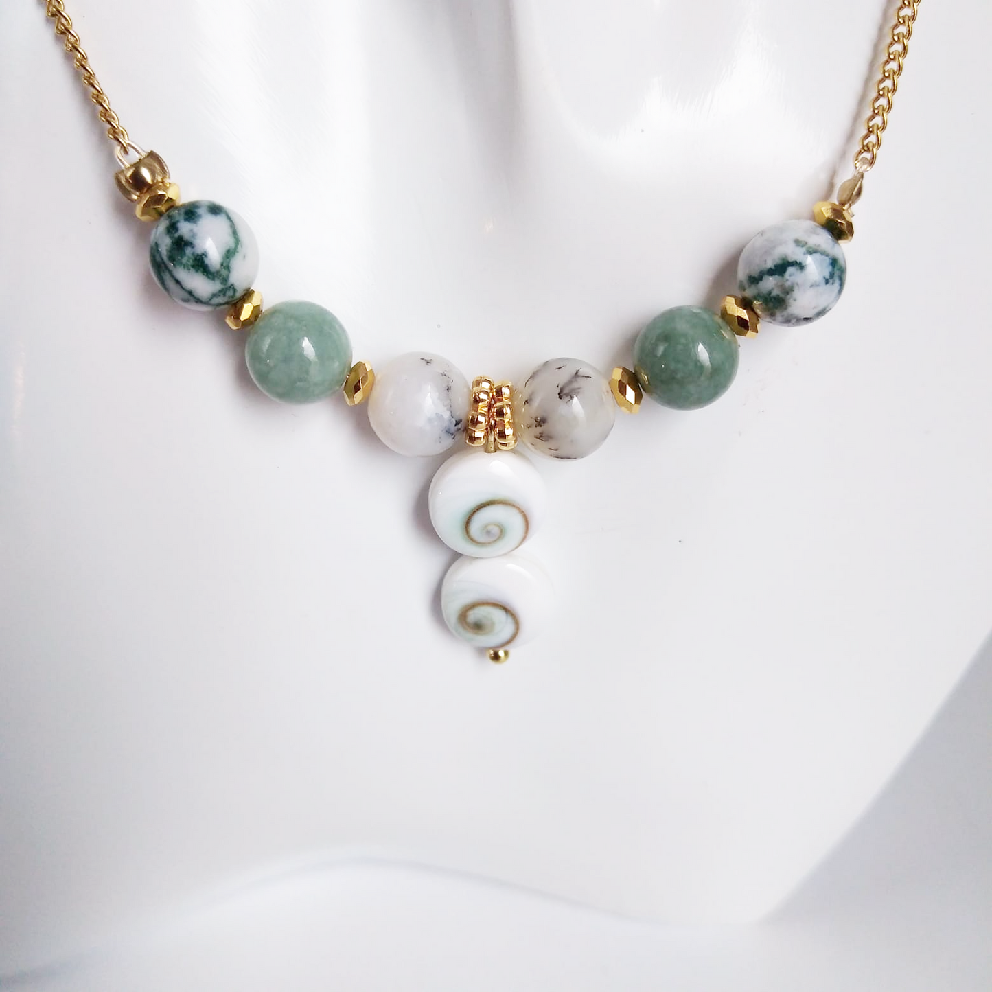 Attirez la chance, la prospérité et la protection avec notre sélection de pierres porte-bonheur : Œil de Sainte-Lucie, Agate Mousse, Jade, Merlinite.