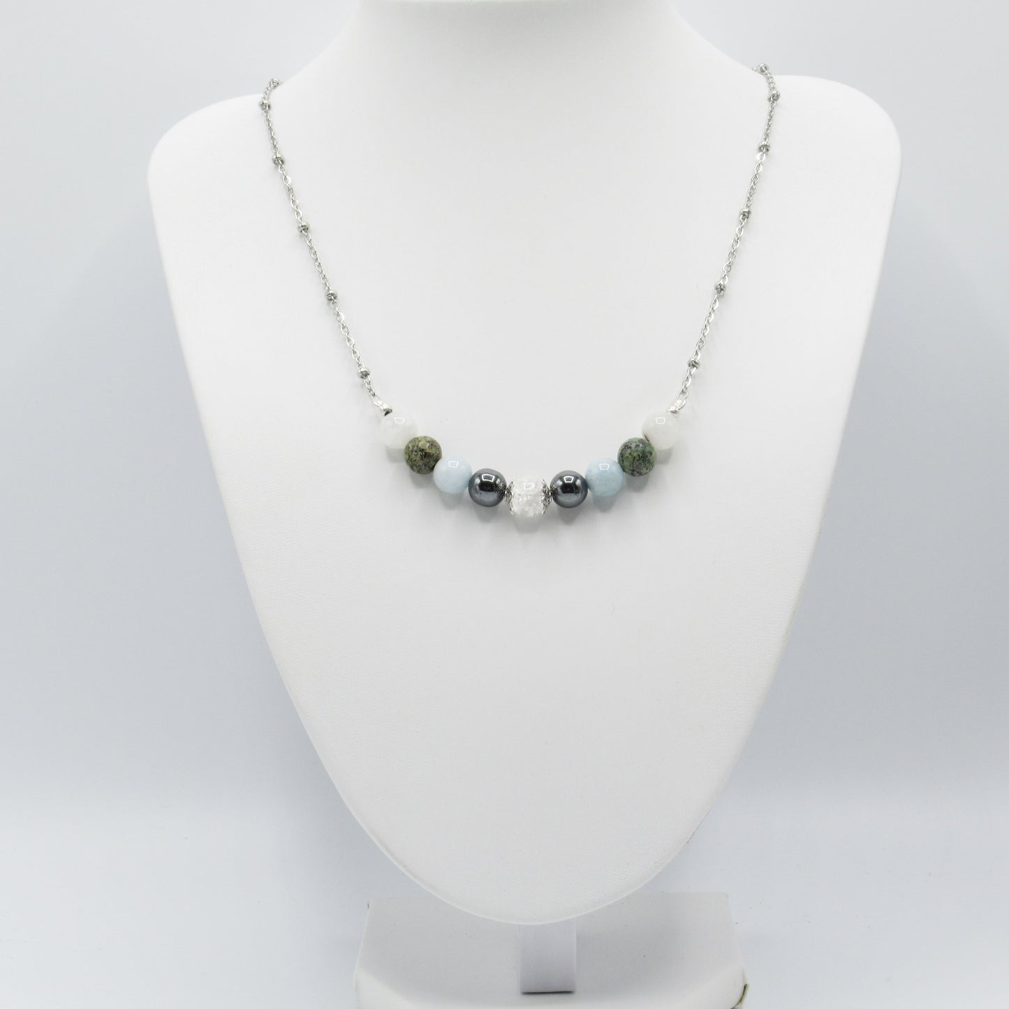 Collier pour le mal des transports Femme en pierres naturelles https://monjolicaillou.fr/products/collier-anti-mal-des-transports-femme-en-pierres-naturelles