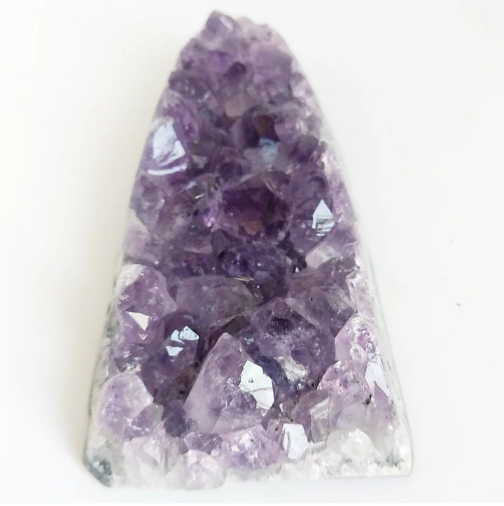 Sublimez votre espace avec une druse d’améthyste naturelle. Pierre apaisante, idéale pour la décoration, la méditation et la recharge énergétique des minéraux.