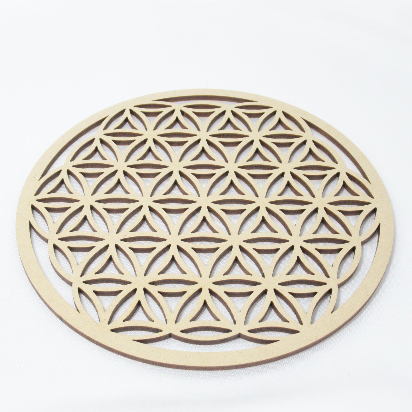 Fleur de Vie en Bois https://monjolicaillou.fr/products/fleur-de-vie-en-bois Cette pièce est découpée au laser, pour une extrême précision géométrique du nombre d'or. C'est la géométrie sacrée et divine par excellence, dont on peut extraire l'Arbre de Vie. Elle est tirée de l'univers.