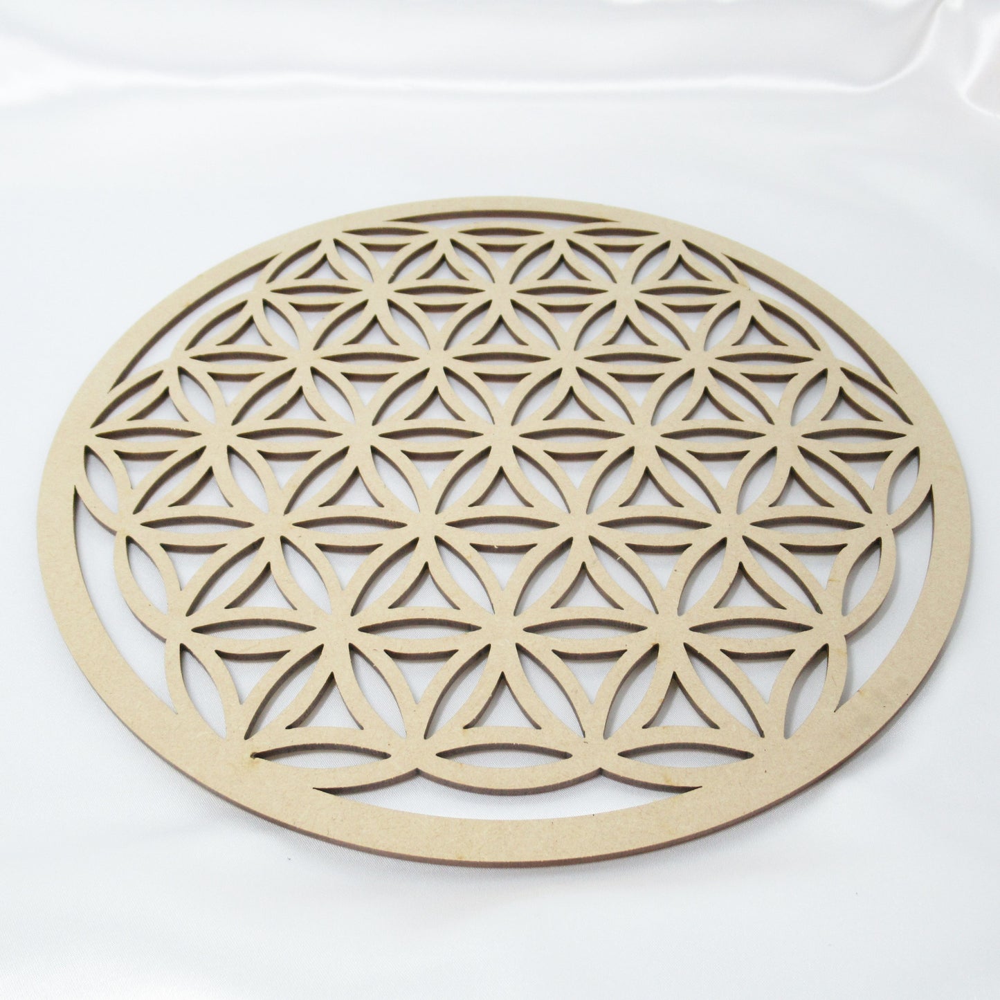 Fleur de Vie en Bois https://monjolicaillou.fr/products/fleur-de-vie-en-bois Cette pièce est découpée au laser, pour une extrême précision géométrique du nombre d'or. C'est la géométrie sacrée et divine par excellence, dont on peut extraire l'Arbre de Vie. Elle est tirée de l'univers.