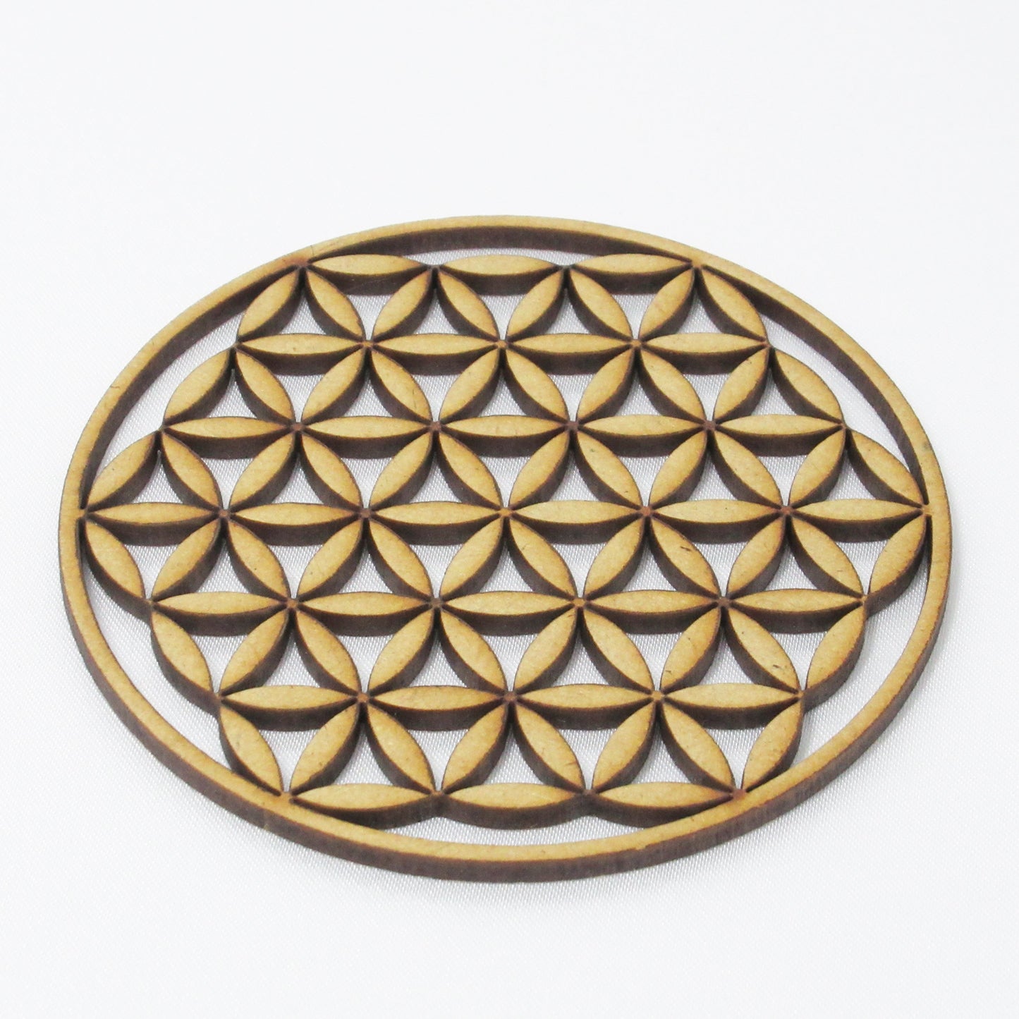 Fleur de Vie en Bois https://monjolicaillou.fr/products/fleur-de-vie-en-bois Cette pièce est découpée au laser, pour une extrême précision géométrique du nombre d'or. C'est la géométrie sacrée et divine par excellence, dont on peut extraire l'Arbre de Vie. Elle est tirée de l'univers.