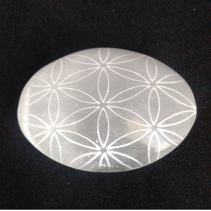 Pierre de sérénité et de purification, la Sélénite apaise le mental, favorise le sommeil, l’introspection et l’équilibre émotionnel au quotidien.