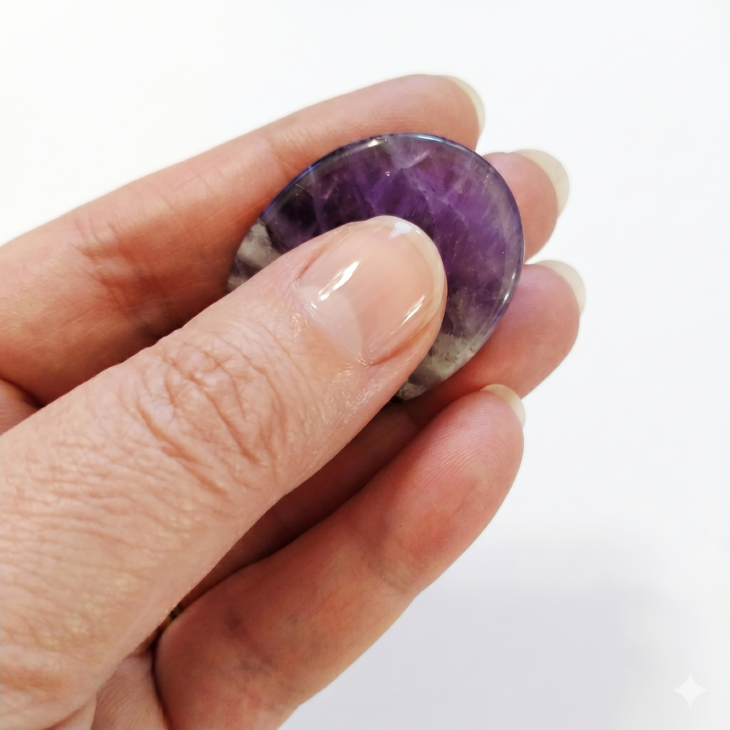 Galet anti-stress en pierre naturelle : un allié apaisant à emporter partout. Améthyste, Œil de Tigre ou Quartz Rose pour calmer le stress et retrouver la sérénité.