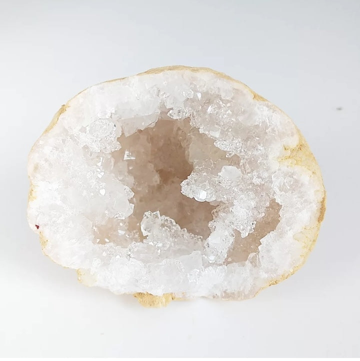 Découvrez notre mini-géode en cristal de roche : amplificateur d'énergie, purificateur d'aura, pierre de clairvoyance et d’intuition. Énergie pure garantie.