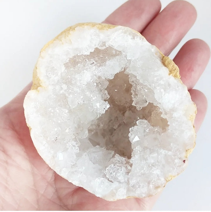 Découvrez notre mini-géode en cristal de roche : amplificateur d'énergie, purificateur d'aura, pierre de clairvoyance et d’intuition. Énergie pure garantie.