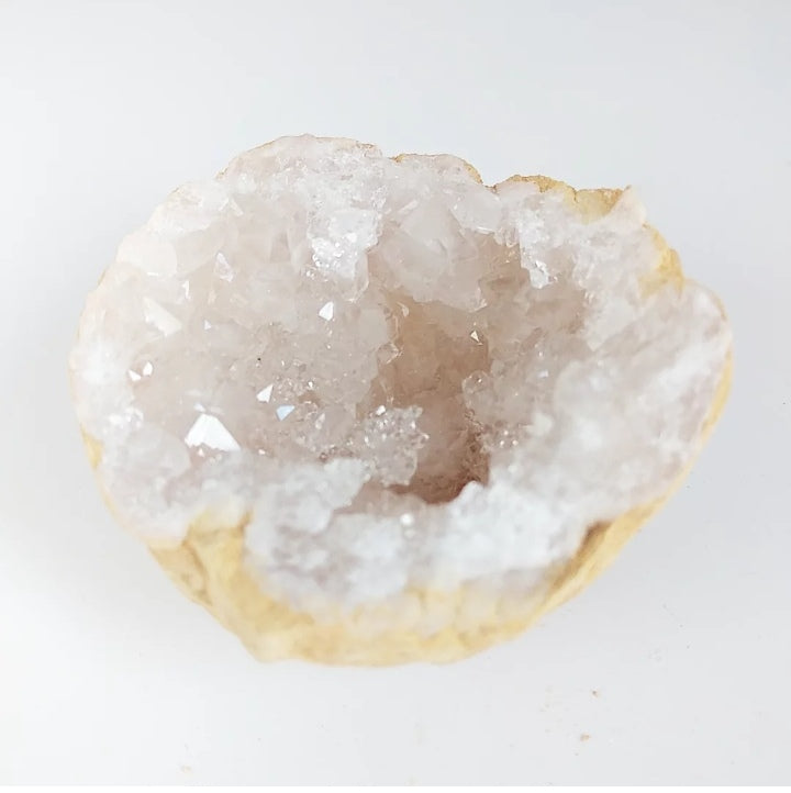 Découvrez notre mini-géode en cristal de roche : amplificateur d'énergie, purificateur d'aura, pierre de clairvoyance et d’intuition. Énergie pure garantie.