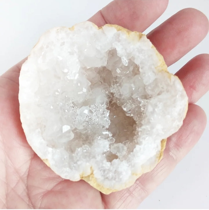 Découvrez notre mini-géode en cristal de roche : amplificateur d'énergie, purificateur d'aura, pierre de clairvoyance et d’intuition. Énergie pure garantie.