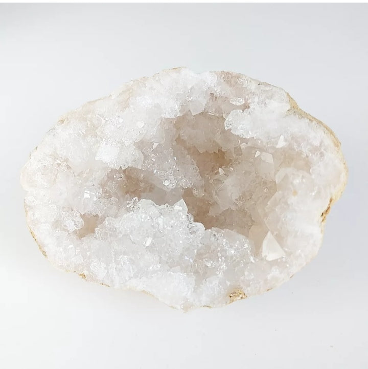 Découvrez notre mini-géode en cristal de roche : amplificateur d'énergie, purificateur d'aura, pierre de clairvoyance et d’intuition. Énergie pure garantie.