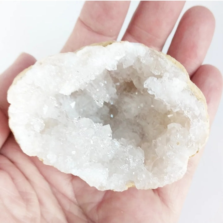 Découvrez notre mini-géode en cristal de roche : amplificateur d'énergie, purificateur d'aura, pierre de clairvoyance et d’intuition. Énergie pure garantie.