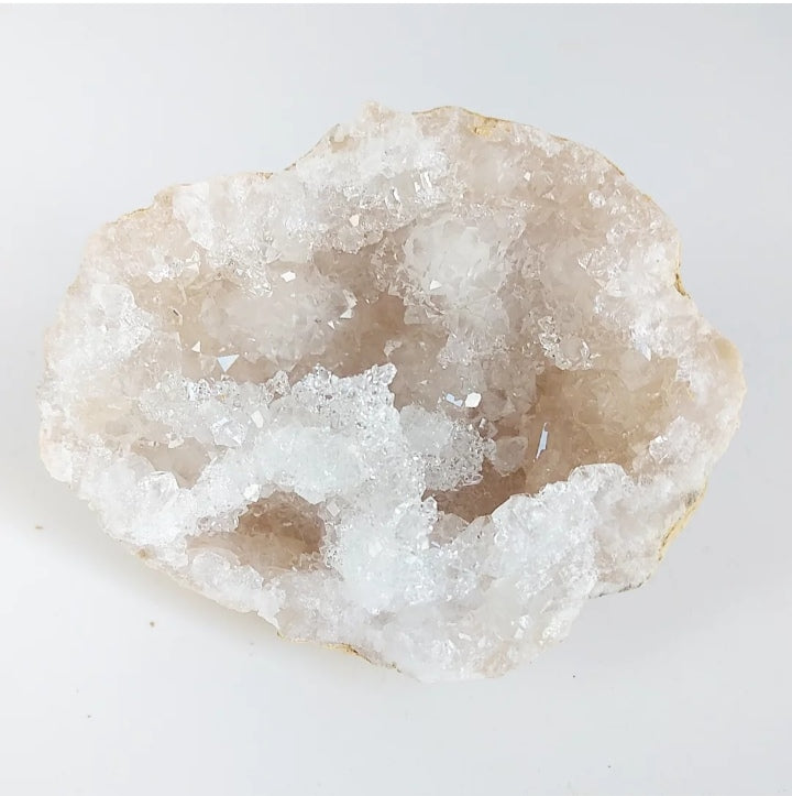 Découvrez notre mini-géode en cristal de roche : amplificateur d'énergie, purificateur d'aura, pierre de clairvoyance et d’intuition. Énergie pure garantie.