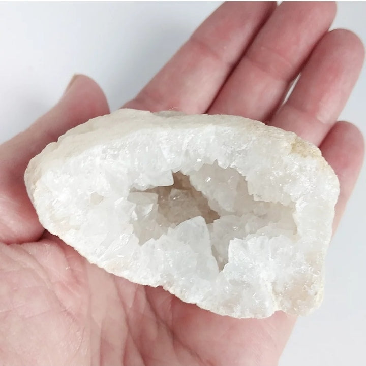 Mini-Géode en Cristal de Roche – Amplificateur Énergétique et Clairvoyance