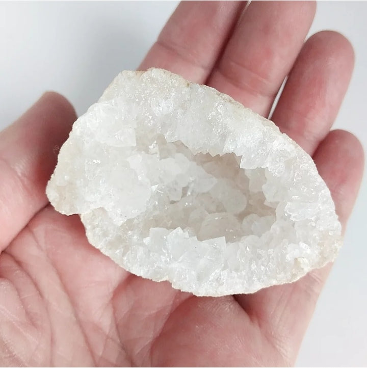 Mini-Géode en Cristal de Roche – Amplificateur Énergétique et Clairvoyance