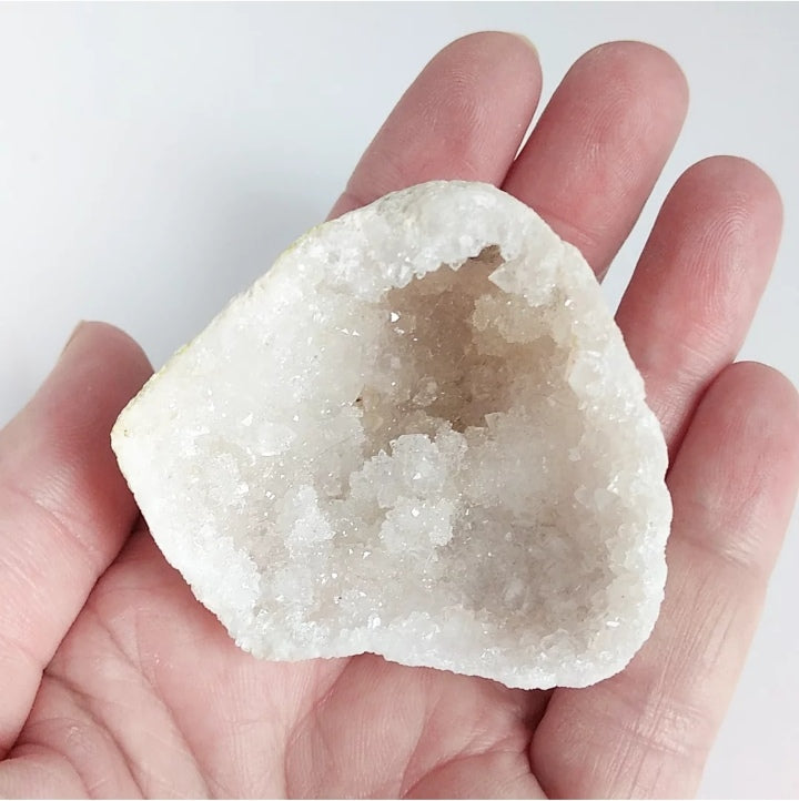 Mini-Géode en Cristal de Roche – Amplificateur Énergétique et Clairvoyance