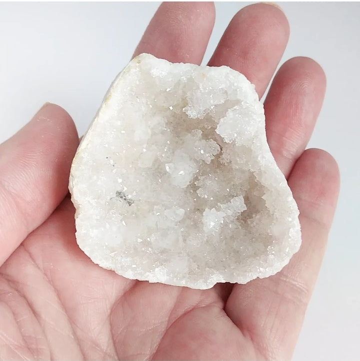 Mini-Géode en Cristal de Roche – Amplificateur Énergétique et Clairvoyance