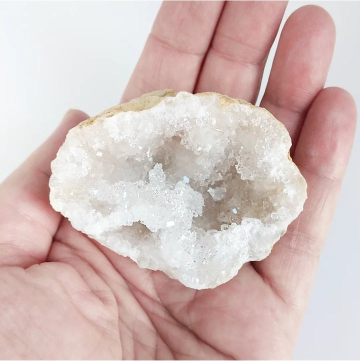 Découvrez notre mini-géode en cristal de roche : amplificateur d'énergie, purificateur d'aura, pierre de clairvoyance et d’intuition. Énergie pure garantie.