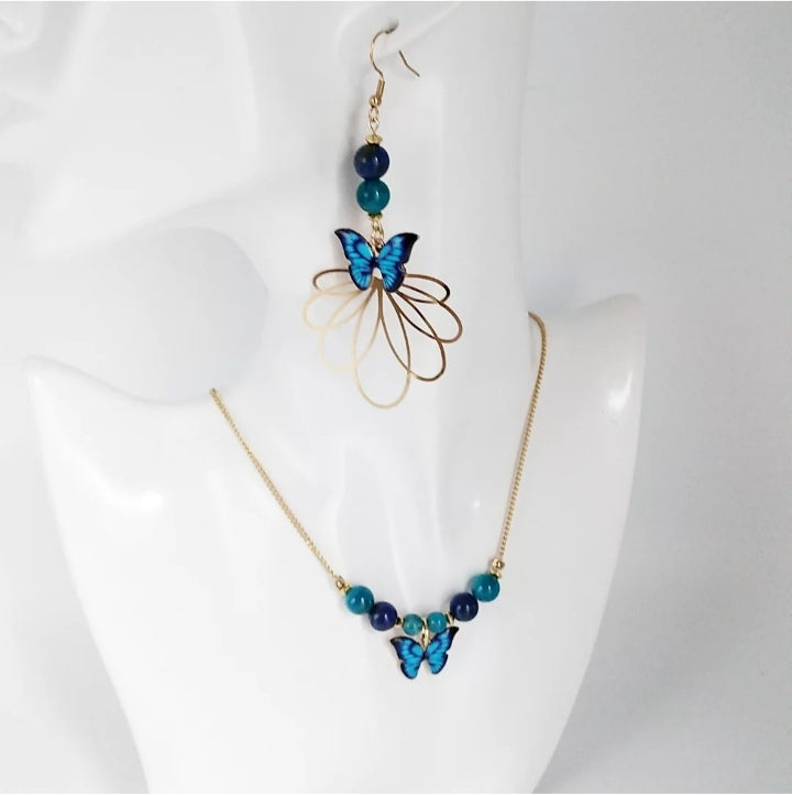 Collier en Apatite AAA et Lapis Lazuli AA avec pendentif papillon. Bijou énergétique pour l'équilibre, l’expression et la transformation. Idéal pour l’intuition, la créativité et le bien-être.