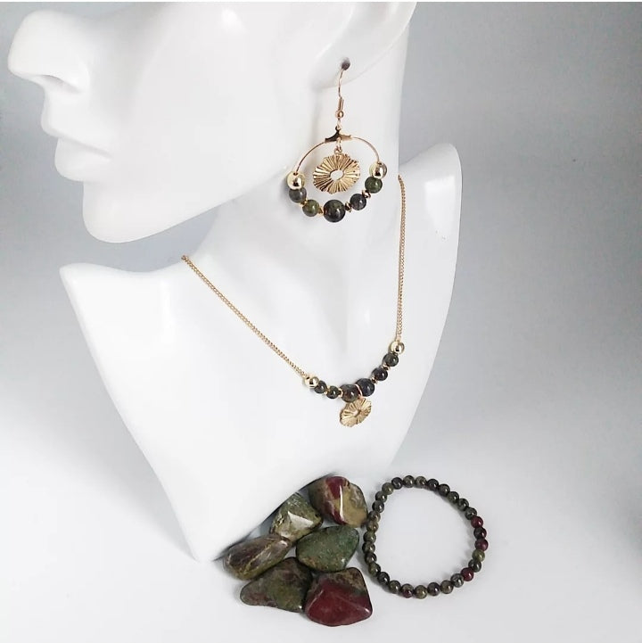Sublimez votre énergie avec les boucles d’oreilles créoles en Jaspe Sang de Dragon. Pierre naturelle d’ancrage et de vitalité, elle apporte courage, confiance et équilibre intérieur.