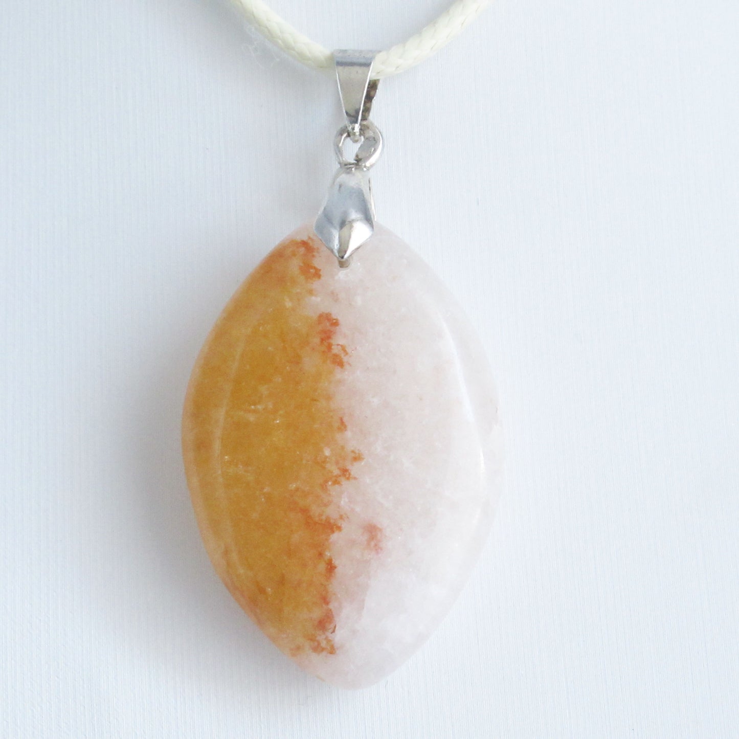 Pendentif Aventurine Jaune https://monjolicaillou.fr/products/pendentif-aventurine-jaune-en-pierres-naturelles-lithotherapie