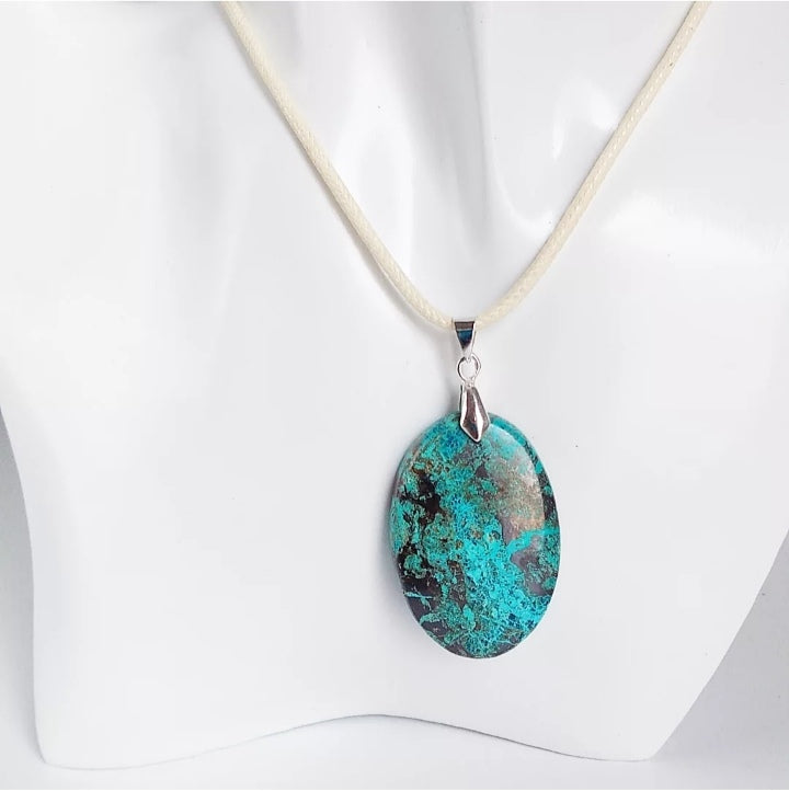 Pendentif en Chrysocolle naturelle. Pierre de communication, créativité, et bien-être. Bienfaits ORL, menstruels et articulaires.