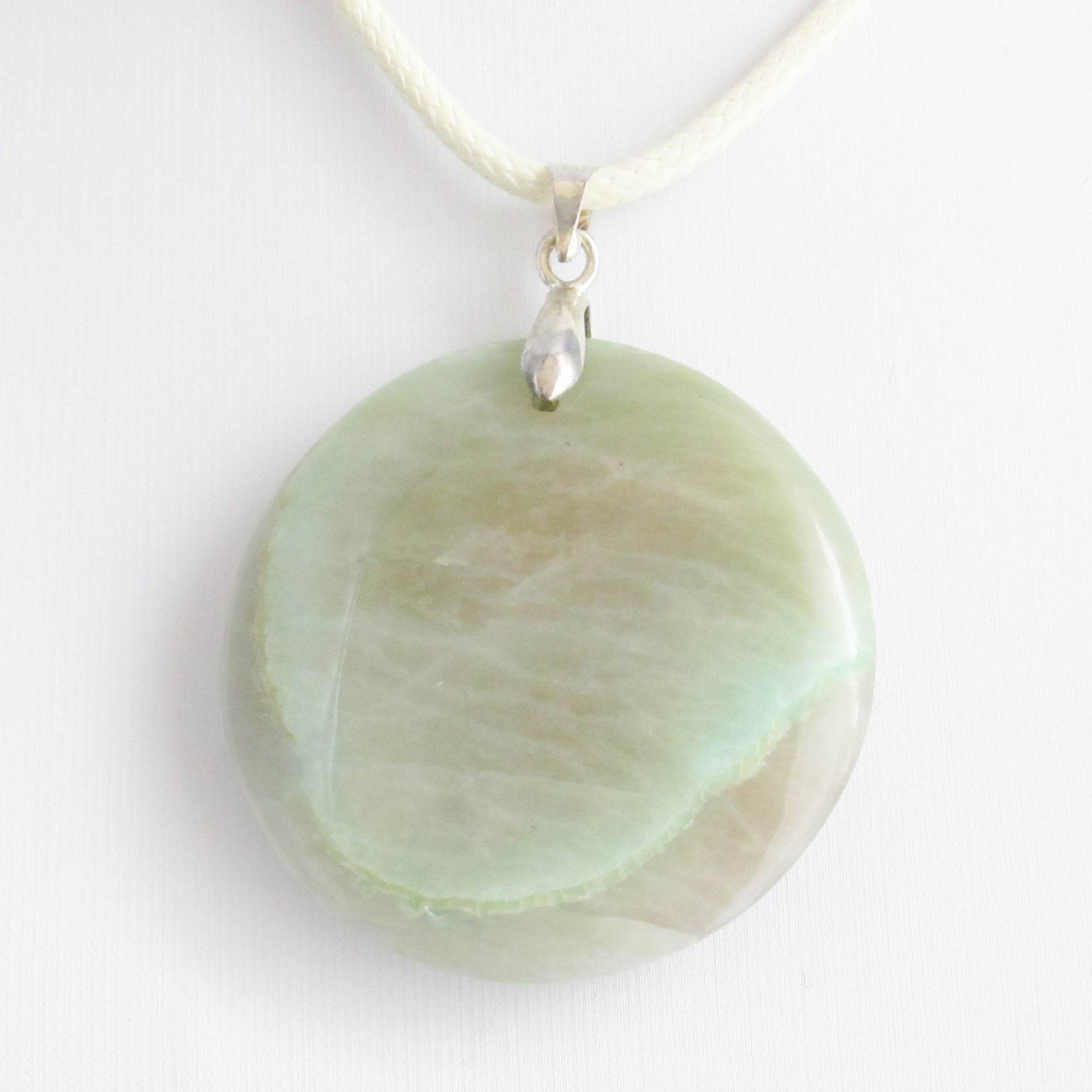 Pendentif Garniérite - Pierre de Lune Verte  https://monjolicaillou.fr/products/pendentif-garni-rite-pierre-de-lune-verte-en-pierres-naturelles-lithotherapie