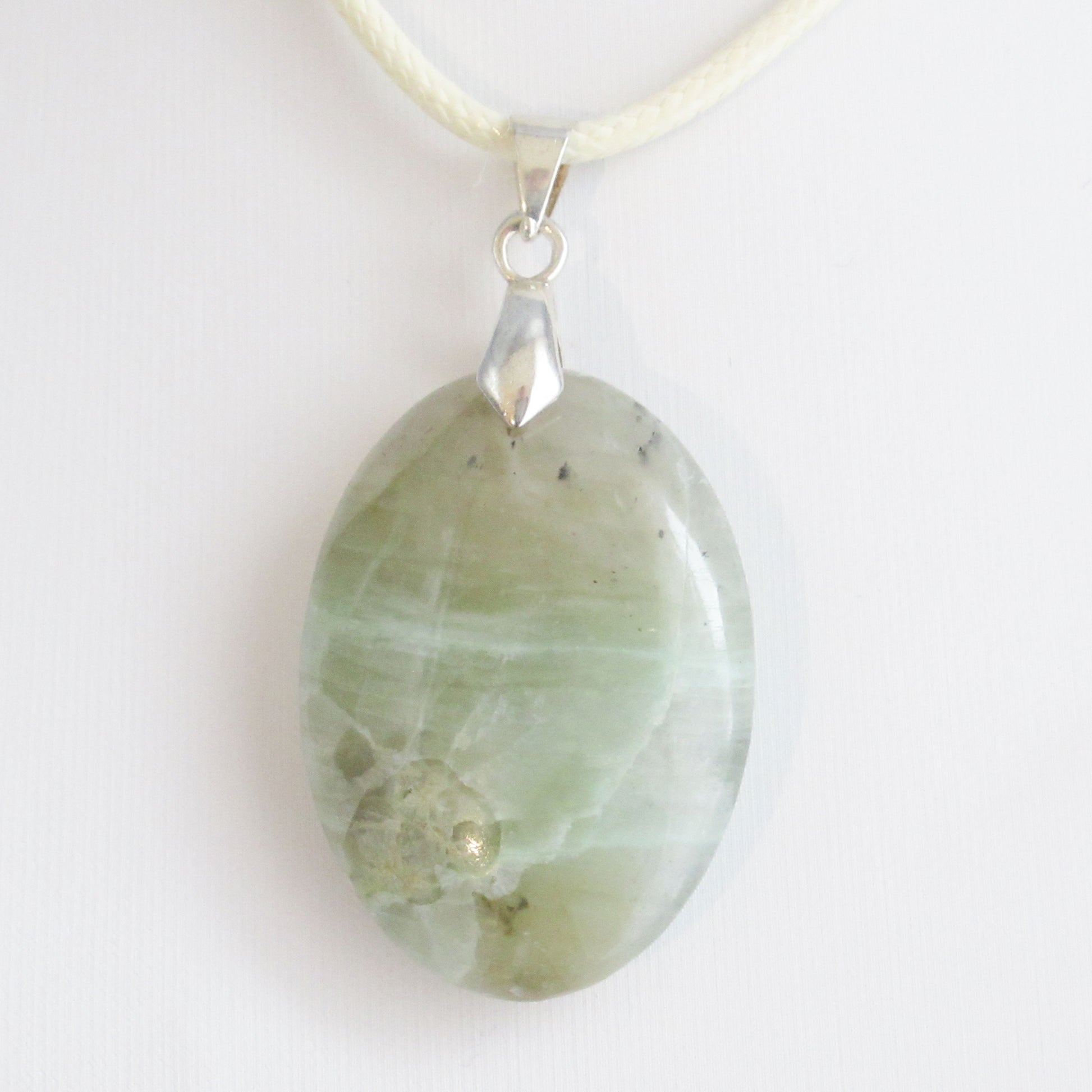 Pendentif Garniérite - Pierre de Lune Verte  https://monjolicaillou.fr/products/pendentif-garni-rite-pierre-de-lune-verte-en-pierres-naturelles-lithotherapie