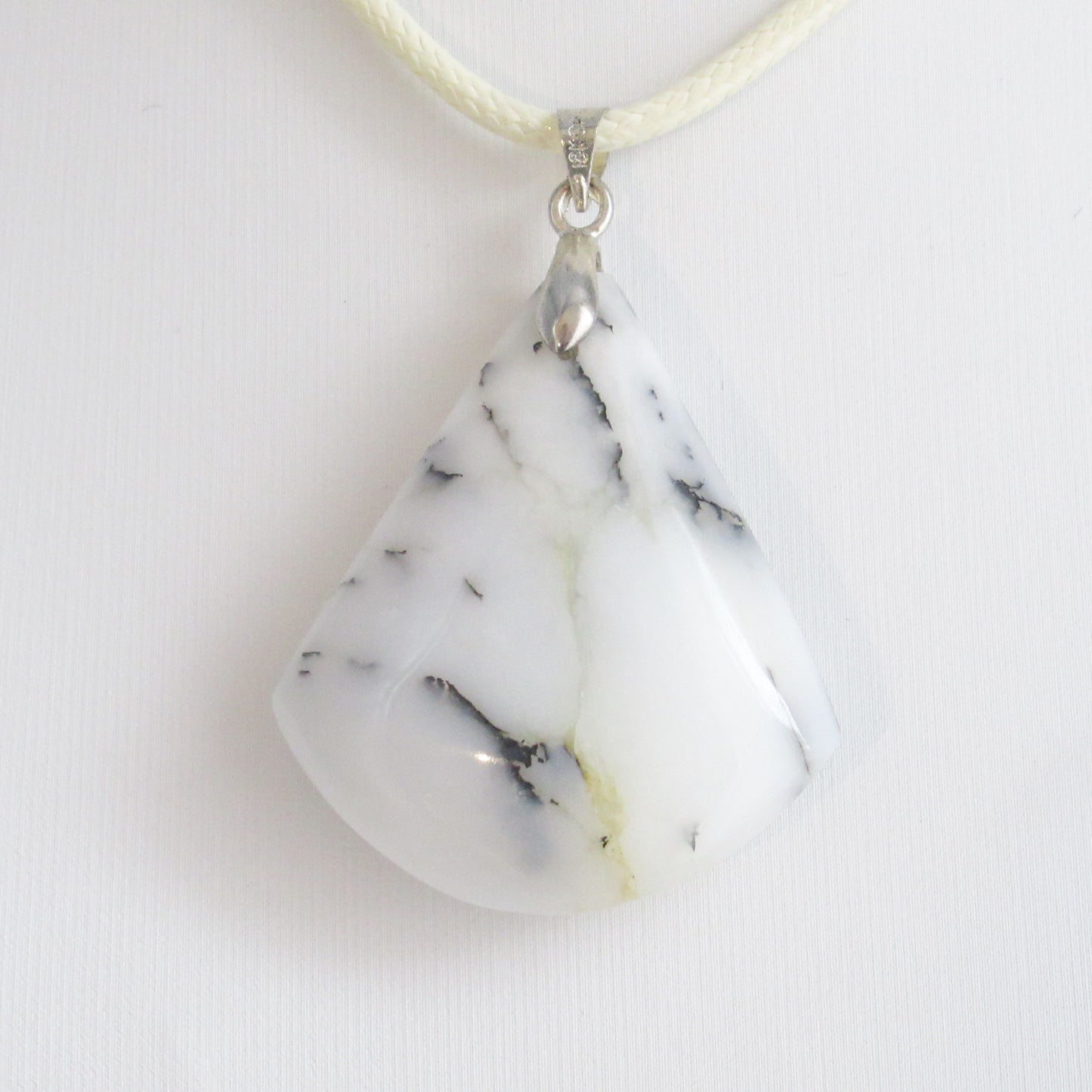 Pendentif Merlinite ou Opale Dentrique https://monjolicaillou.fr/products/pendentif-merlinite-ou-opale-dentrique La Merlinite est une pierre de dualité, combinaison de quartz et de psilomélane, elle est en parfaite harmonie avec les quatre éléments