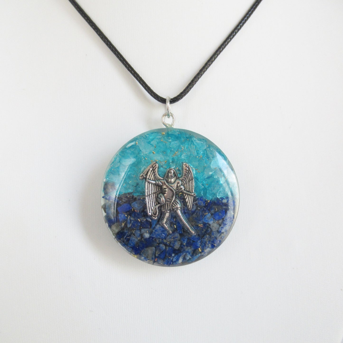 Pendentif Orgonite - Archange Saint Michel - 40 mm https://monjolicaillou.fr/products/pendentif-orgonite-archange-saint-michel-40-mm Découvrez ce magnifique pendentif en Orgonite, orné de Lapis-lazuli et de Topaze bleue, conçu pour restaurer votre énergie vitale, Chi, Prana et Ether. Ce bijou unique, contenant de la résine, des cristaux et du métal, équilibre votre aura. Pour activer ses puissantes propriétés, tenez-le simplement dans vos mains pendant