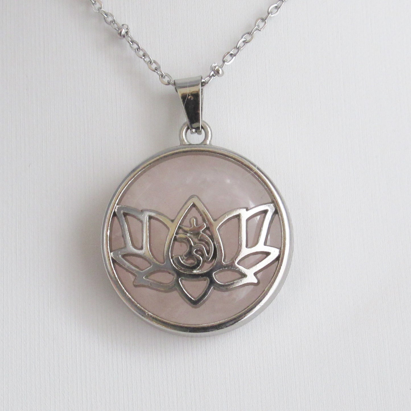 Pendentif en pierre naturelle - Lotus Om - Quartz Rose